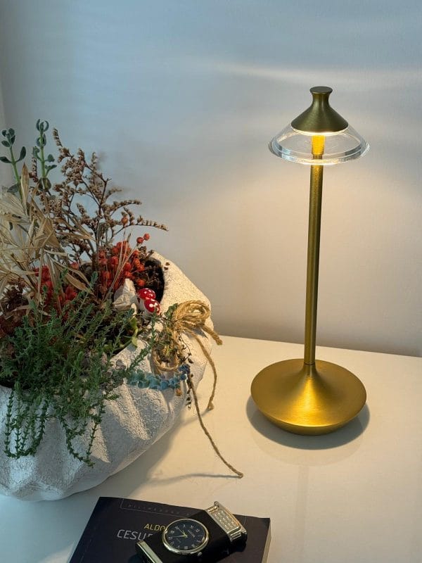 Metal Gövdeli Modern ve Şık LED Masa Lambası